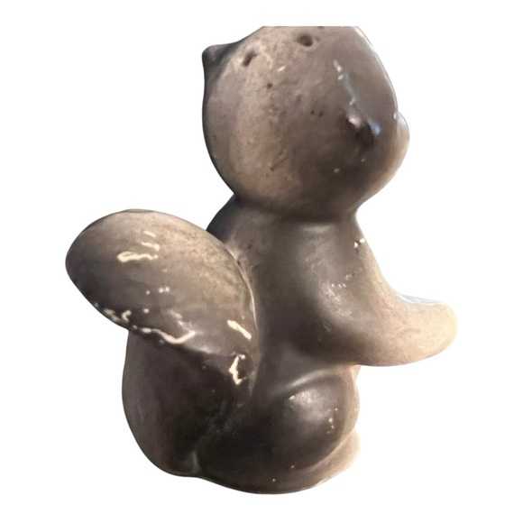 Vintage Ceramic Kissing Skunk Salt & Pepper Shakers Gray & White Kitschy Retro - Picture 11 of 12